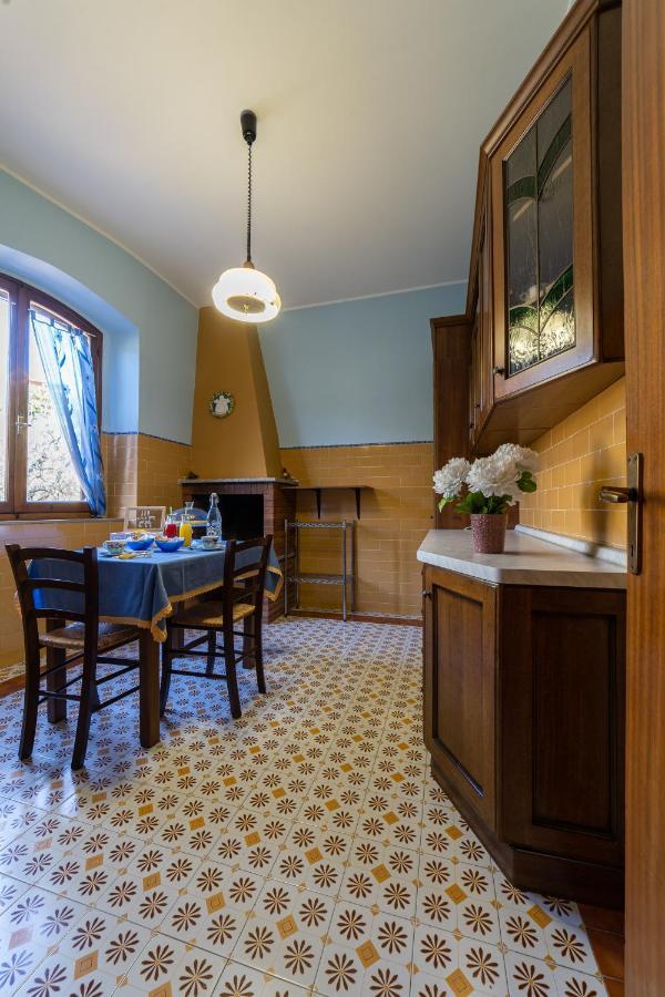 モンテッキオ Casa Claraヴィラ エクステリア 写真